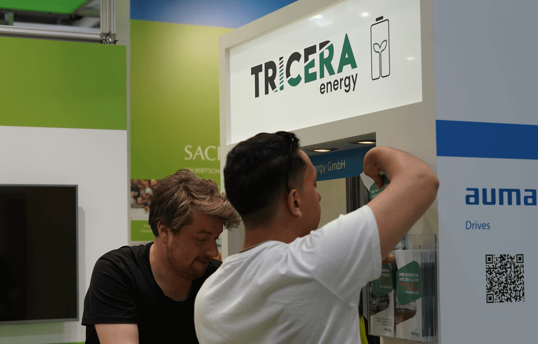 Mitarbeiter der TRICERA energy am Stand auf der Messe EES in München