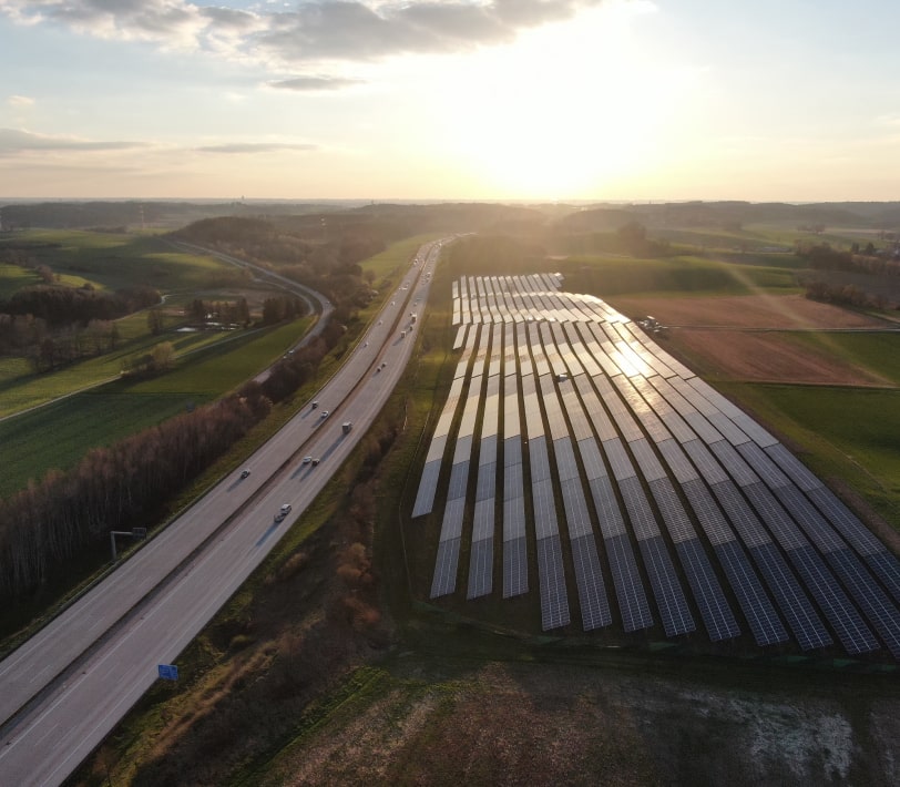 Photovoltaik-Anlage mit Batteriespeicher an der Autobahn - ein Ergebnis der Projektentwicklung für Batteriespeicher