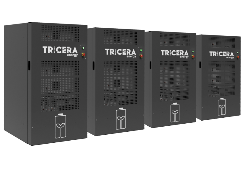 Vier Flex100e Indoor-Batteriespeicher nebeneinander