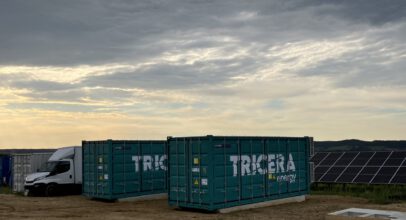 Batteriespeicher neben Photovoltaik-Anlage beim Kunden ABO Wind
