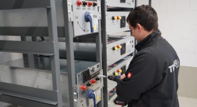 Mitarbeiter arbeitet an der Fertigstellung eines Indoor-Batteriespeichers