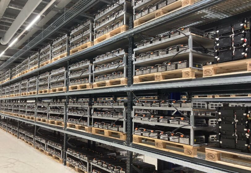 Regal mit Batteriemodulen im Batteriespeicher von JT Energy in Freiberg