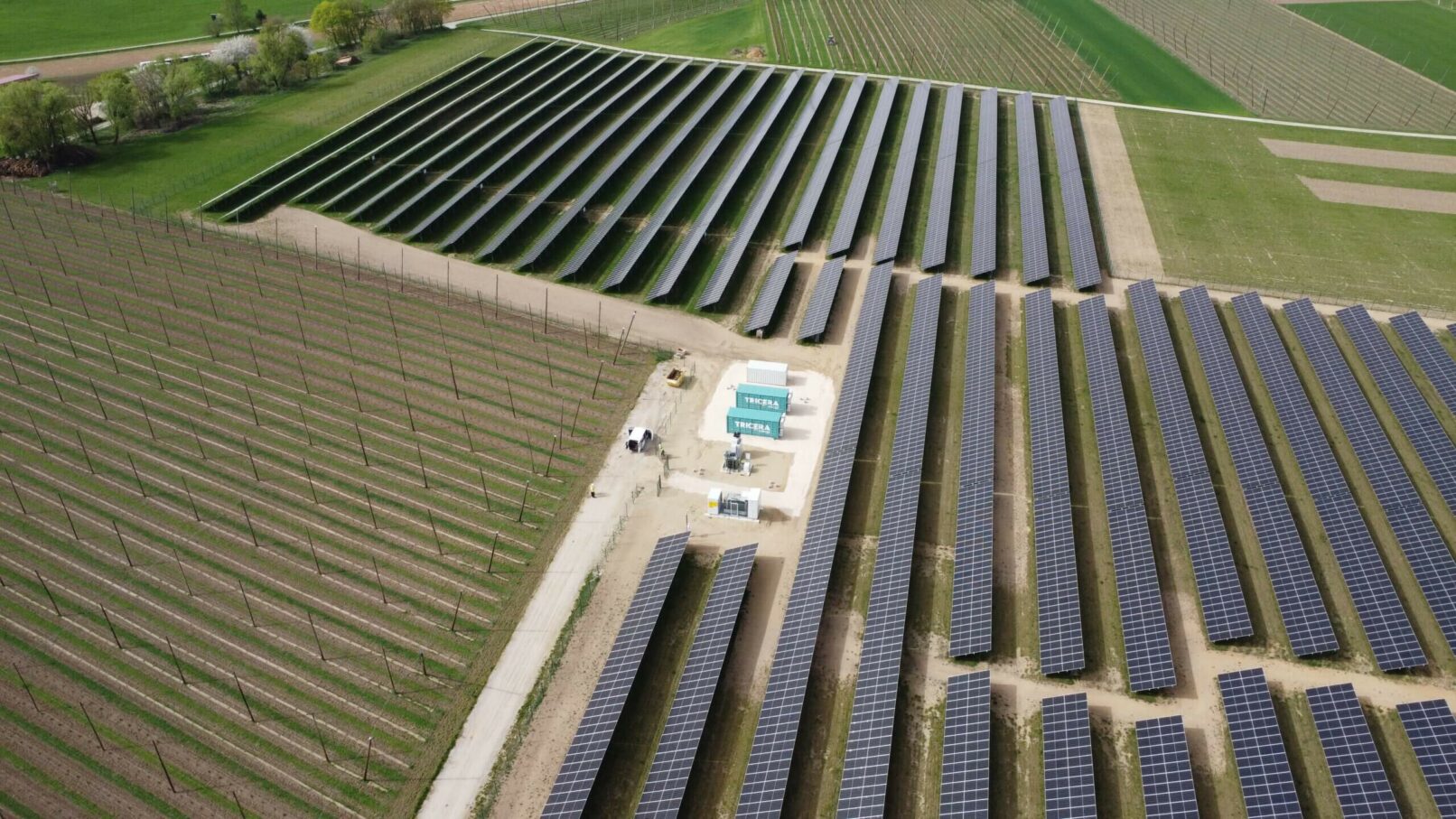 TRICERA-Batteriespeicher neben Photovoltaik-Anlage