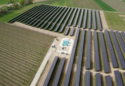 TRICERA-Batteriespeicher neben Photovoltaik-Anlage